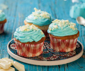 Blu frosting cupcake