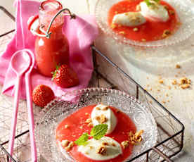 Mascarponecreme mit Amaretti auf Erdbeerspiegel
