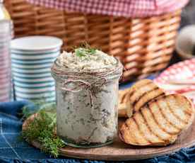 Pasta z kurczaka z jajkiem i korniszonem