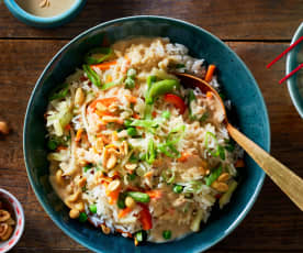 Reis mit Wokgemüse und Erdnuss-Sauce