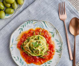 Spaghetti di zucchine con salsa alle olive e menta
