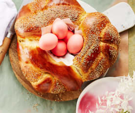 Oster-Challah-Nest mit Sesam und Ei