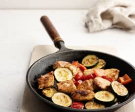 Cacerola de pollo, paprika y verduras de temporada