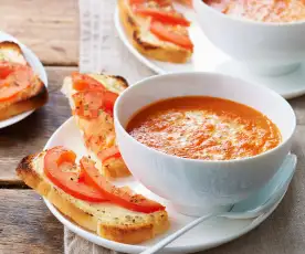 Soupe à la tomate, tartines de fromage fondu