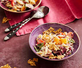 Nudelsalat mit Radicchio und Parmesan-Knusper