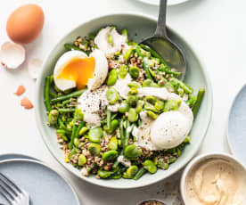 Salade de haricots verts et fèves, sauce au tahin et œufs mollets