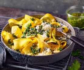 Gelbe Zucchini-Nudeln mit Petersilien-Salsa
