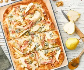 Pizza con Gorgonzola, pancetta croccante, pere, miele e noci