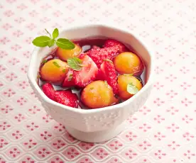 Soupe fraise-melon à la crème de cassis