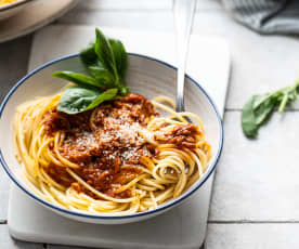 Spaghetti z sosem bolognese z orzechów