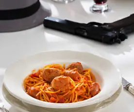 Espaguetis con albóndigas y salchichas (El Padrino)