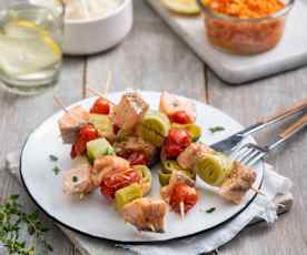 Szaszłyki z łososia z ryżem, surówką i sosem cytrynowym