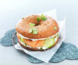 Bagel con salmone affumicato e cetriolo