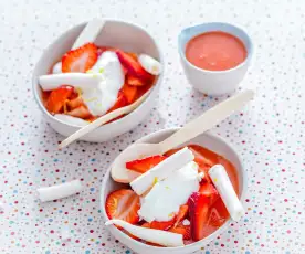 Crème au chèvre, coulis de fraise, fraises fraîches et meringues