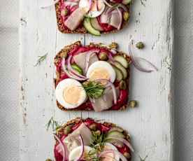 Kanapki z burakiem i marynowanym śledziem (Smørrebrød)