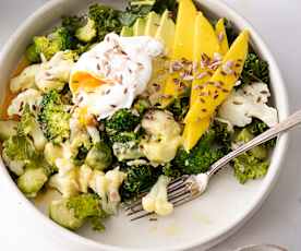 Ensalada tibia de coles de Bruselas con mango, aguacate y huevos escalfados 