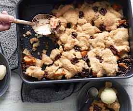 Cobbler de caqui, pera y chocolate