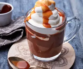Warme chocolademelk met karamel en whisky