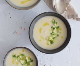 Sopa fría de coliflor y manzana verde