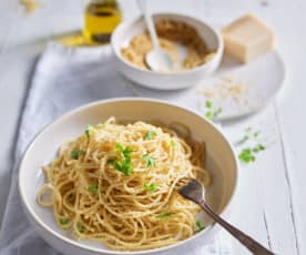 Spaghetti mit Sardellen und Knoblauchbrösel