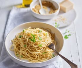 Spaghetti risottati aglio, olio, peperoncino e pangrattato aromatizzato 