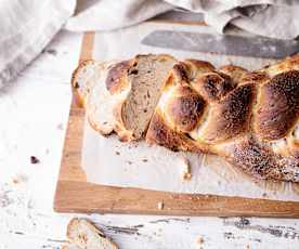 Chałka wegańska z suszonymi owocami