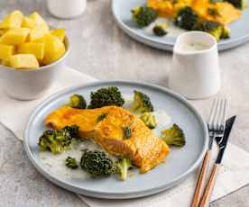 Łosoś z ziemniakami i brokułami z koperkowym sosem