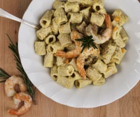 Wholemeal pasta with chickpea cream and prawns