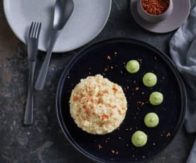 Mini risotto allo zafferano con mousse di zucchine e pancetta in polvere