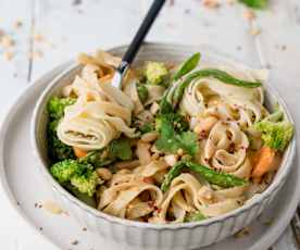 Vegane Pasta mit Erdnusssauce und Gemüse