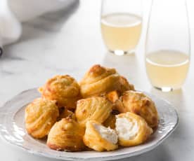 Cheese puffs with honeyed goat's cheese