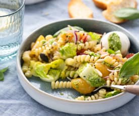 Insalata di pasta estiva con frutta e verdura