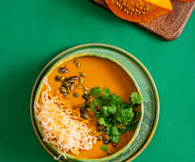  Dyniowa kremowa zupa z pastą curry i prażynkami z makaronu ryżowego