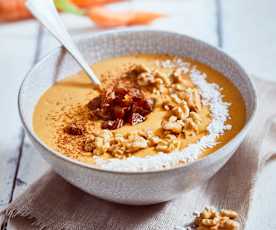 Smoothie bowl z marchewką i orzechami