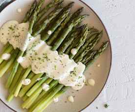 Espárragos con salsa de parmesano