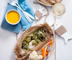 Sandacz w papilotach na parze z warzywami i sosem berneńskim