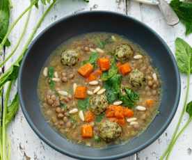 Sopa de lentilhas com almôndegas de bulgur