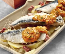Filetes de sardina con patatas, jamón y salsa de tomate