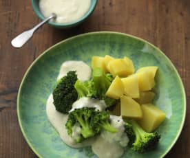 Brócolis e batatas com molho de queijo azul
