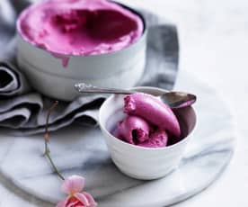 Blackberry frozen yoghurt