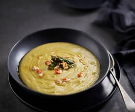 Zupa krem z zielonych szparagów i szpinaku z pikantnymi orzeszkami piniowymi