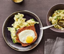 Leberkäse und Ei mit Wirsing-Kartoffel-Stampf