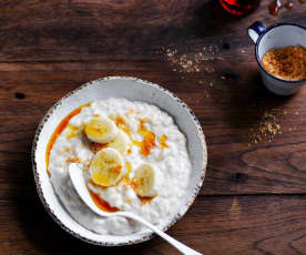 Coconut rice pudding with banana