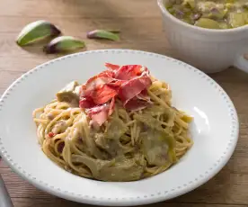 Espaguetis integrales con alcachofas y jamón ibérico
