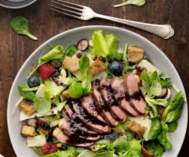 Entenbrust-Salat mit Balsamico-Blaubeer-Vinaigrette