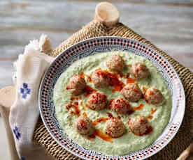 Kofty z mąką z ciecierzycy na paście jogurtowej z botwiną