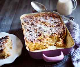 Pudding z czerstwego pieczywa z jabłkami i twarogiem