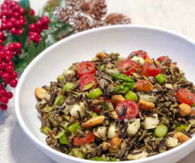 Salada de arroz selvagem com aspargos e castanha de cajú