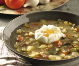 Sopa de verduras y jamón con huevo poché
