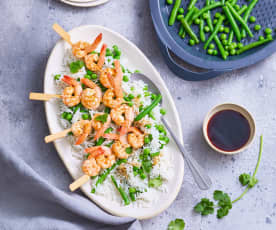 Brochettes de crevettes, riz et légumes verts
